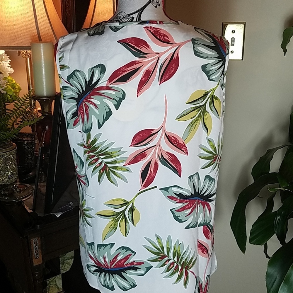 NWT, Alythea, 0247, Women's White Floral top with V-neck and rusching in size XL - Picture 4 of 5